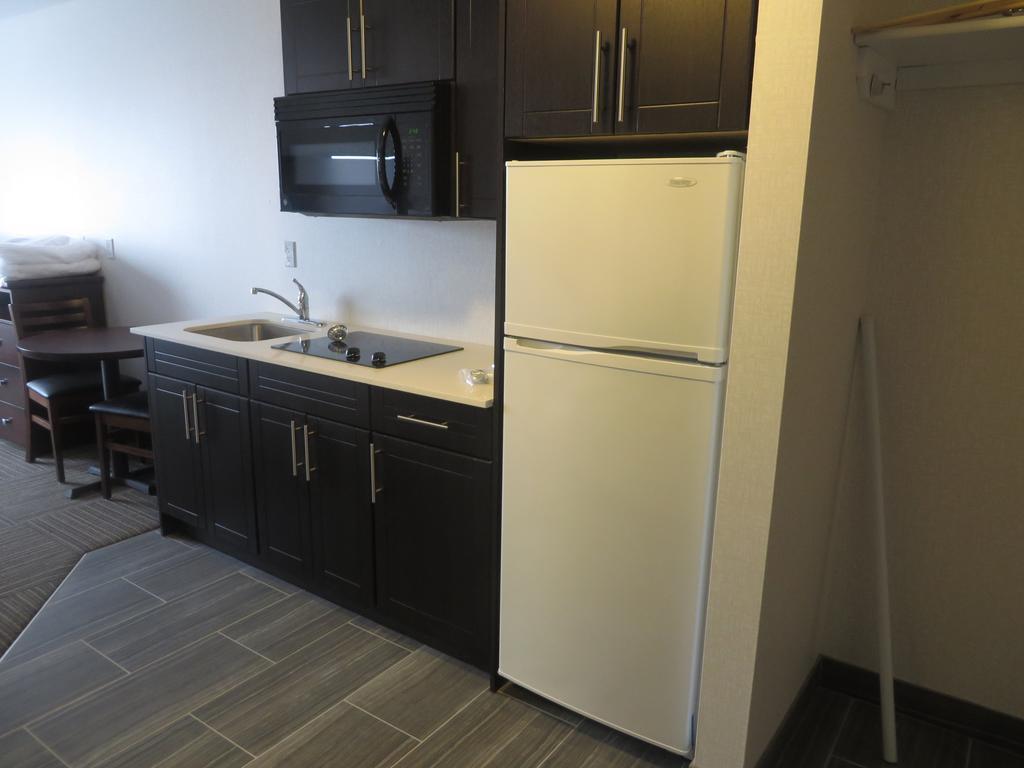 Hotel Ramada By Wyndham Moose Jaw Exterior foto