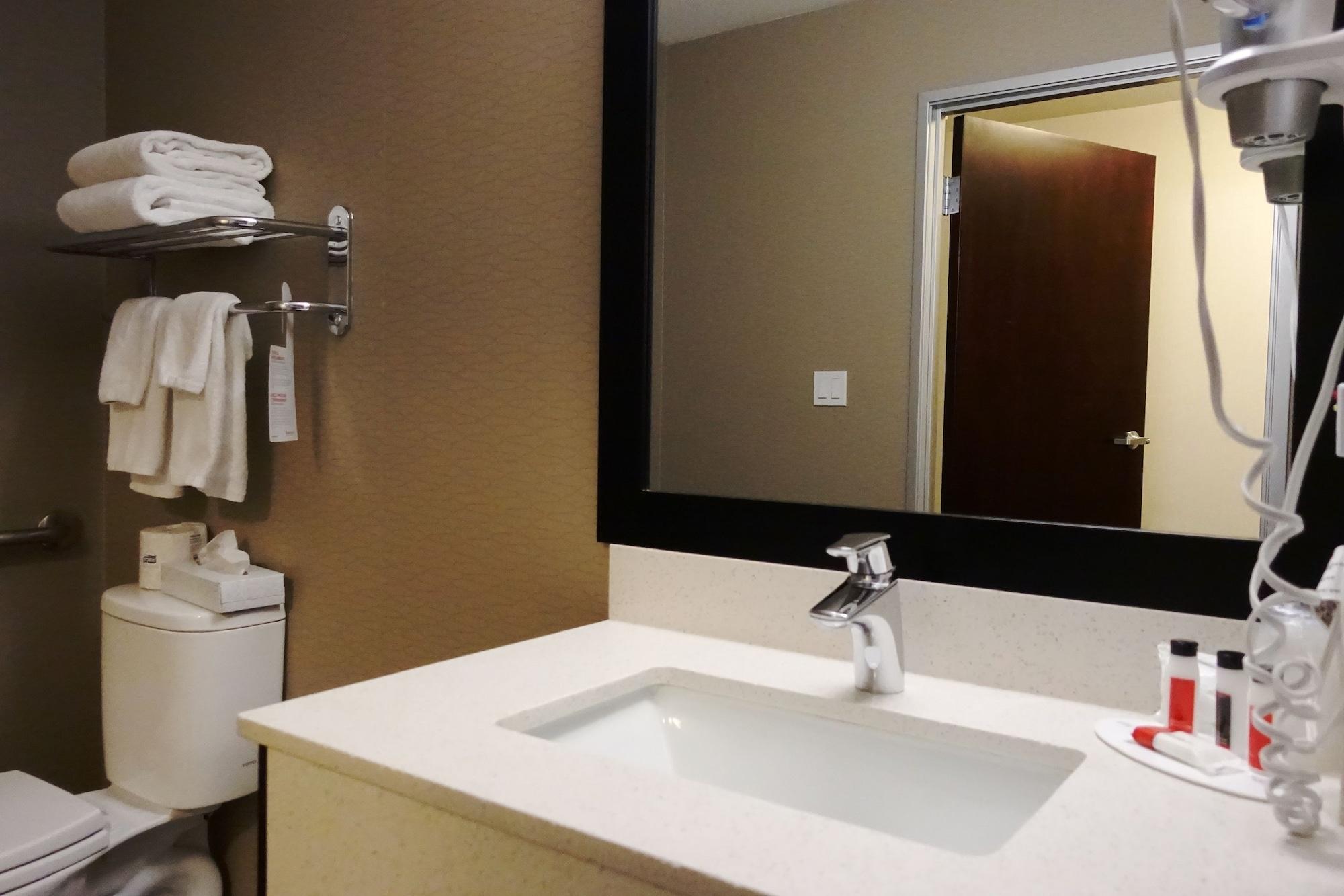 Hotel Ramada By Wyndham Moose Jaw Exterior foto
