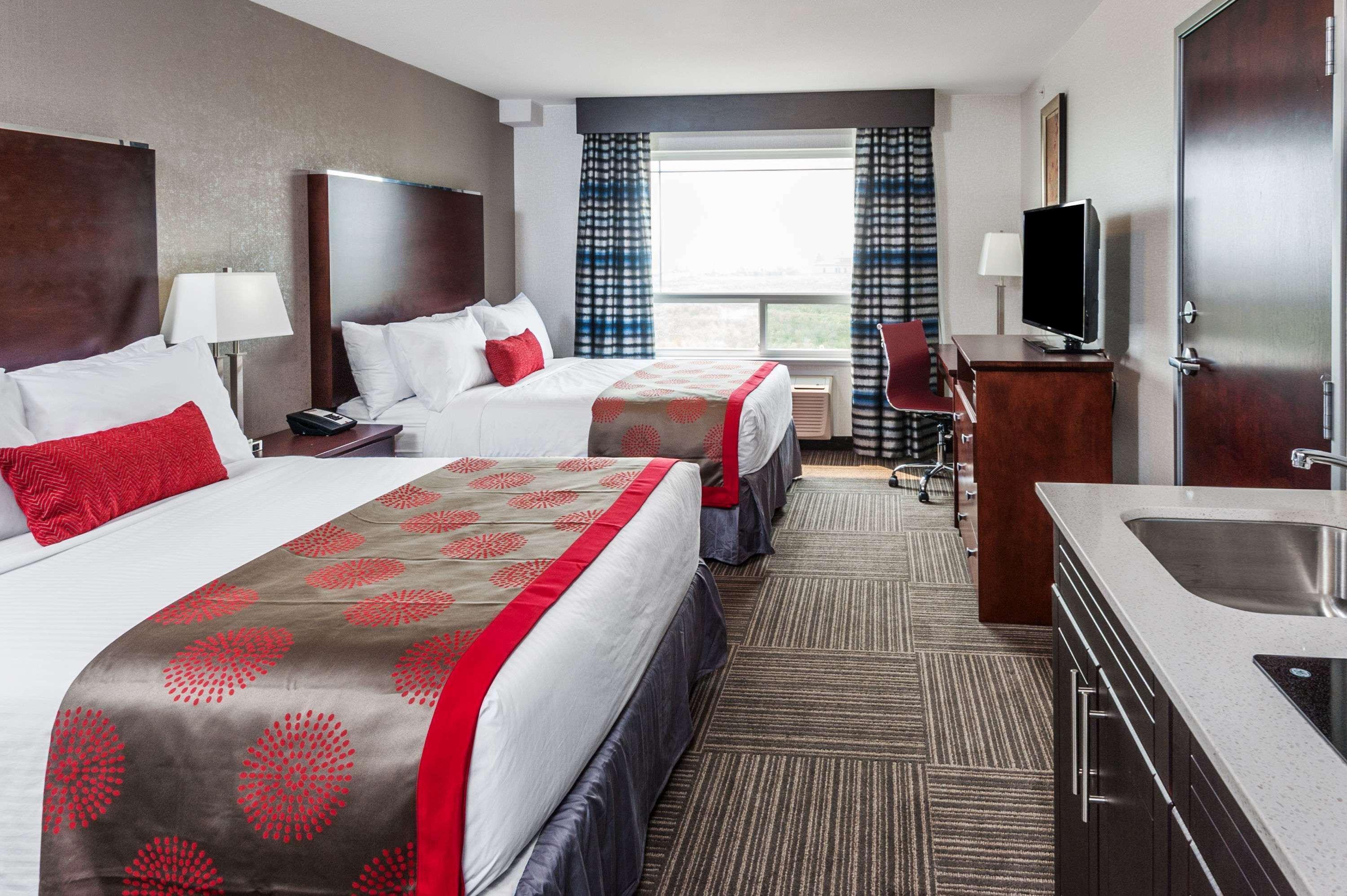 Hotel Ramada By Wyndham Moose Jaw Exterior foto