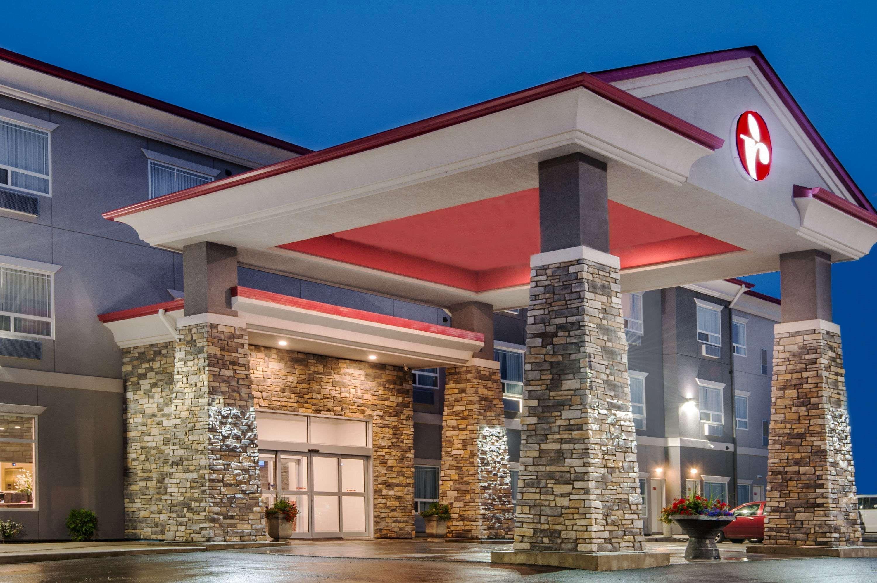 Hotel Ramada By Wyndham Moose Jaw Exterior foto