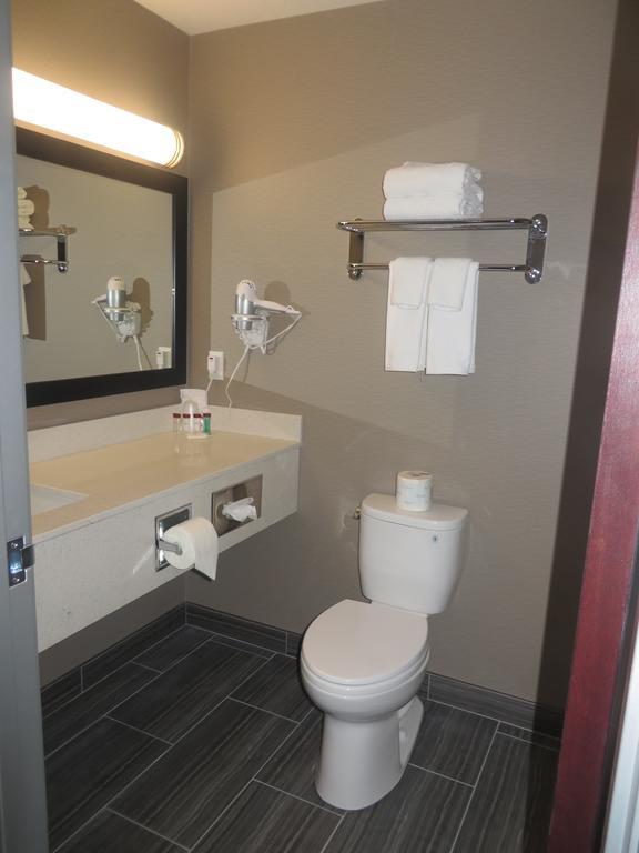 Hotel Ramada By Wyndham Moose Jaw Exterior foto