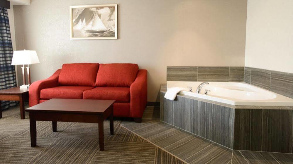 Hotel Ramada By Wyndham Moose Jaw Exterior foto