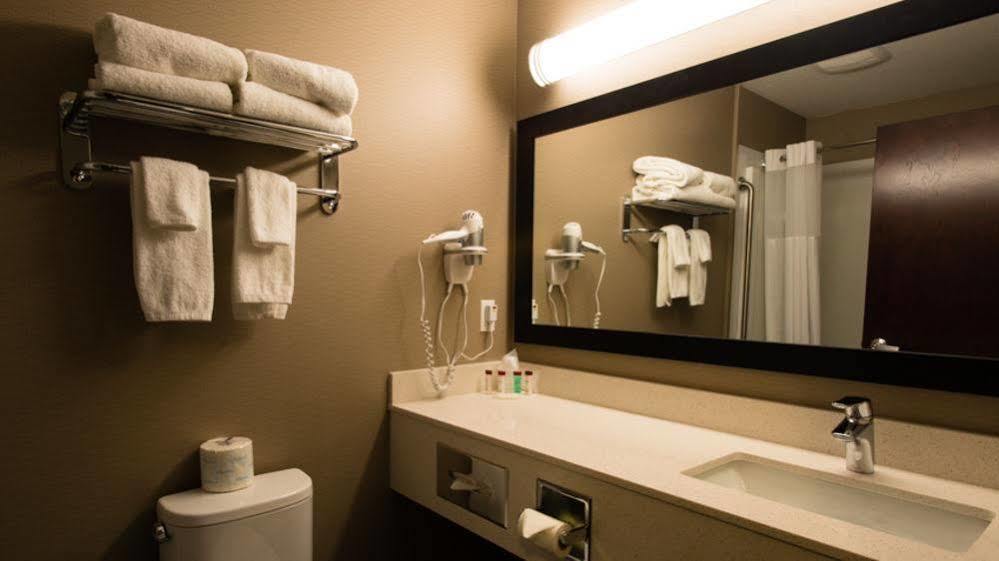 Hotel Ramada By Wyndham Moose Jaw Exterior foto