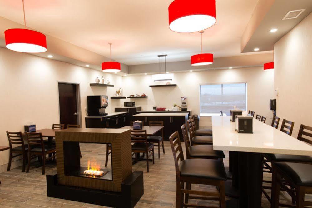 Hotel Ramada By Wyndham Moose Jaw Exterior foto
