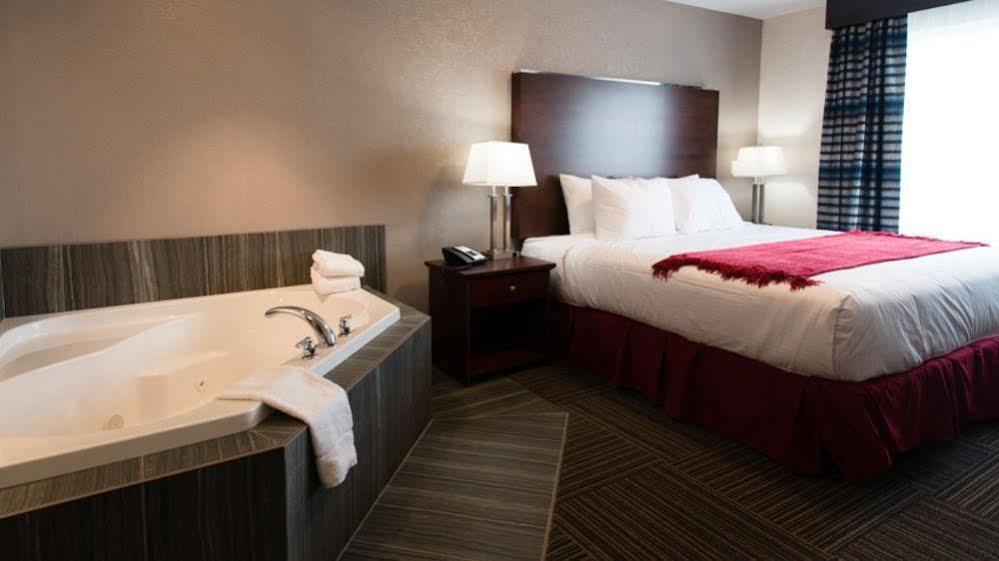 Hotel Ramada By Wyndham Moose Jaw Exterior foto