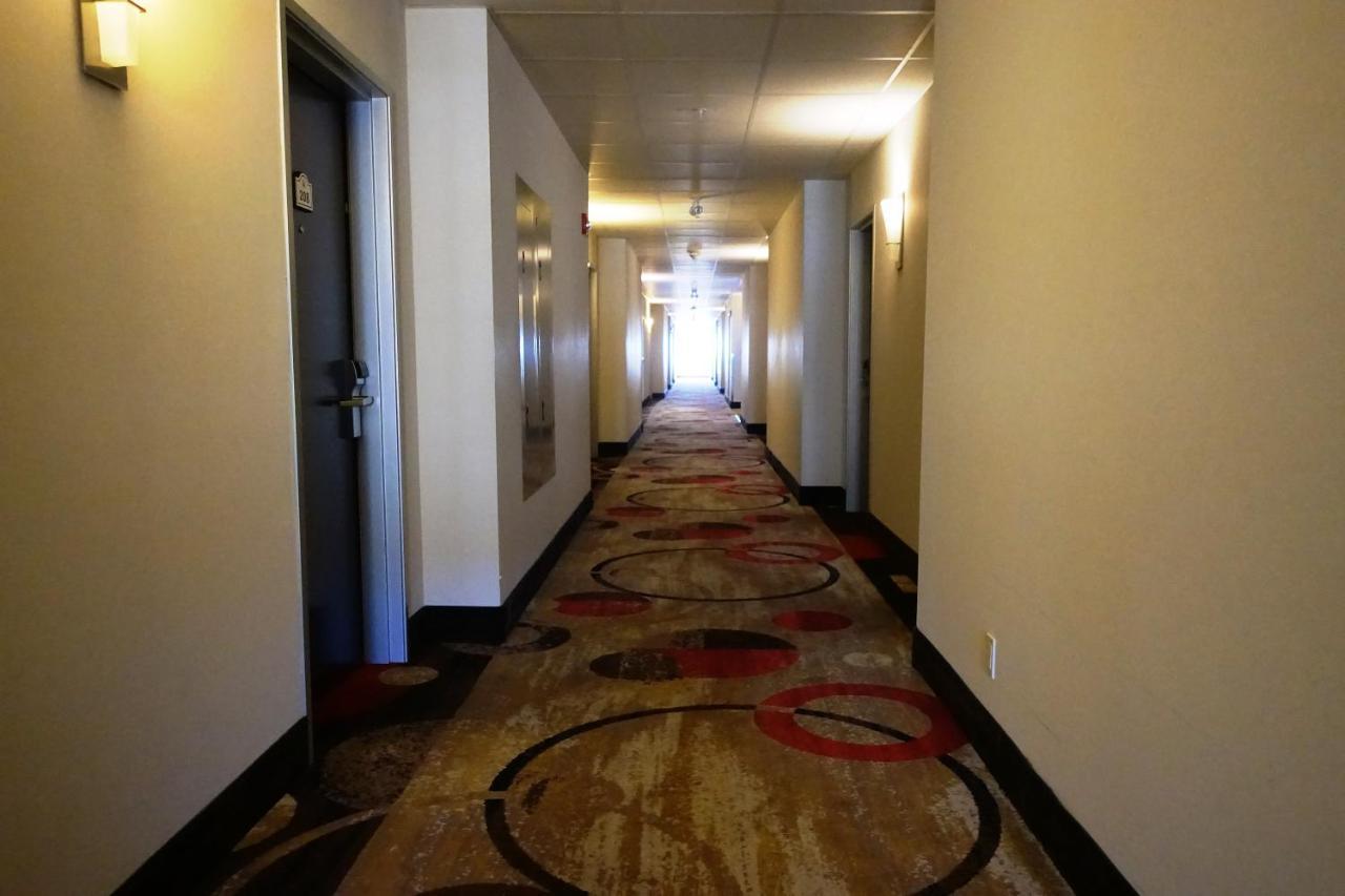 Hotel Ramada By Wyndham Moose Jaw Exterior foto