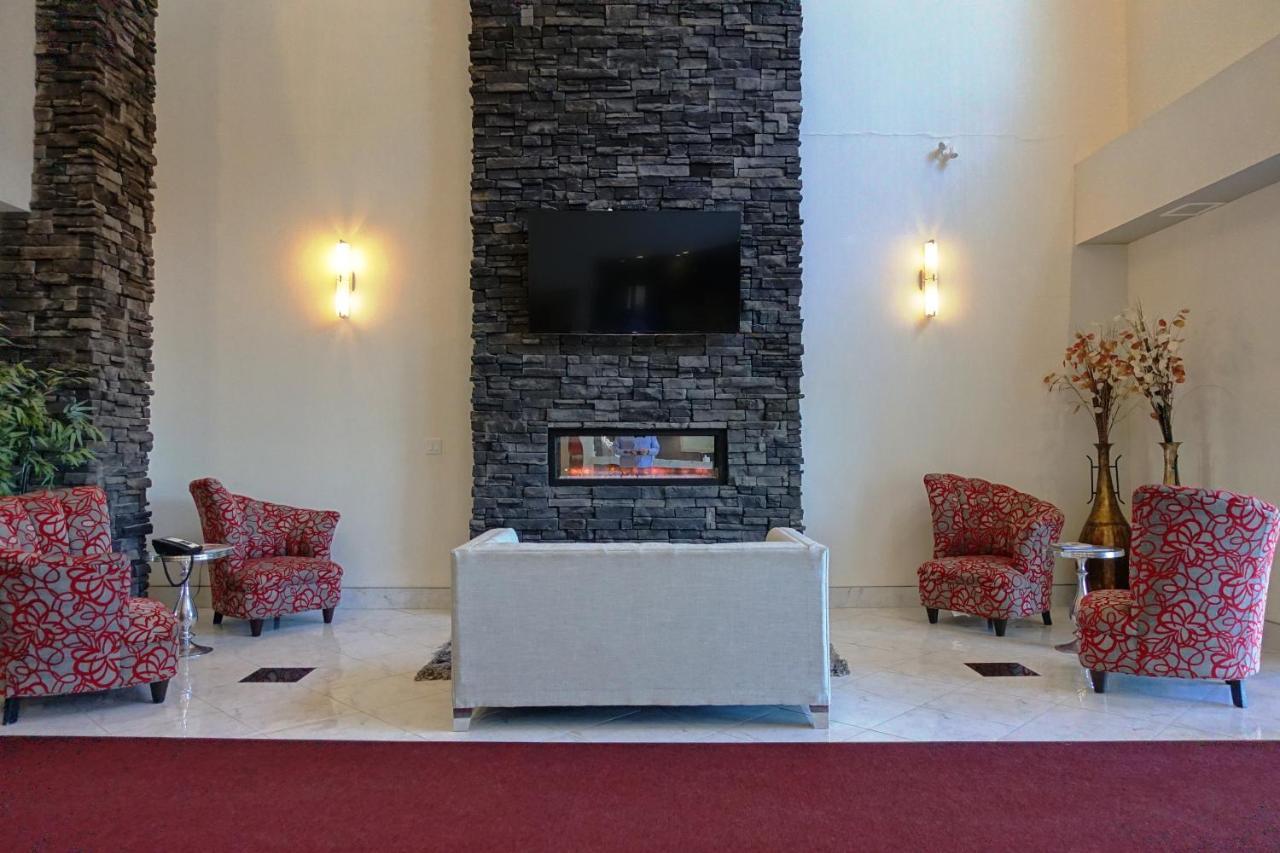 Hotel Ramada By Wyndham Moose Jaw Exterior foto