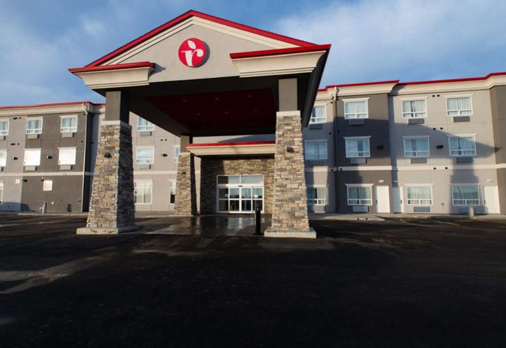 Hotel Ramada By Wyndham Moose Jaw Exterior foto